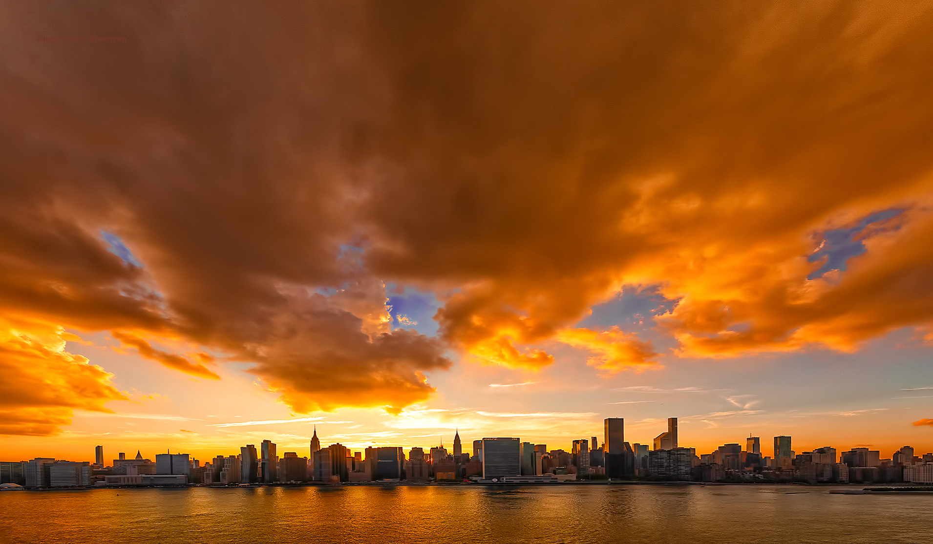 Gold sunset. Панорама золотой закат в городе. Золотой закат над городом. Золотой закат в Москве фото 4к. Сансет Голд гранит фото.